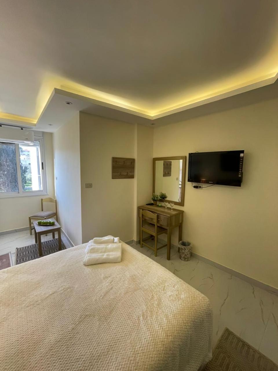 Classy Hostel Madaba Bagian luar foto