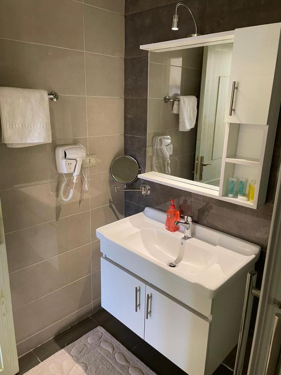 Classy Hostel Madaba Bagian luar foto