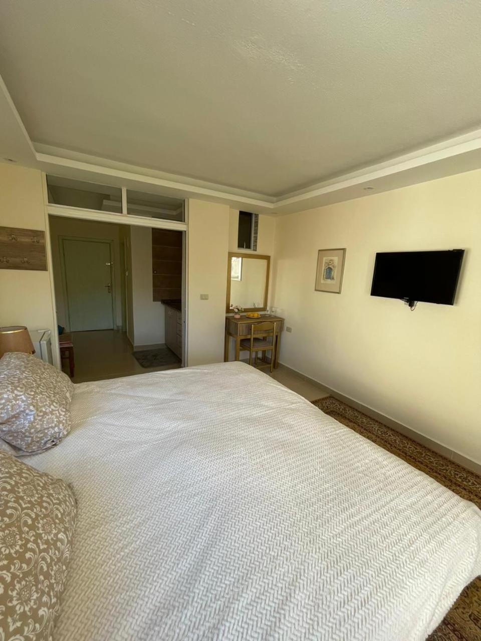 Classy Hostel Madaba Bagian luar foto